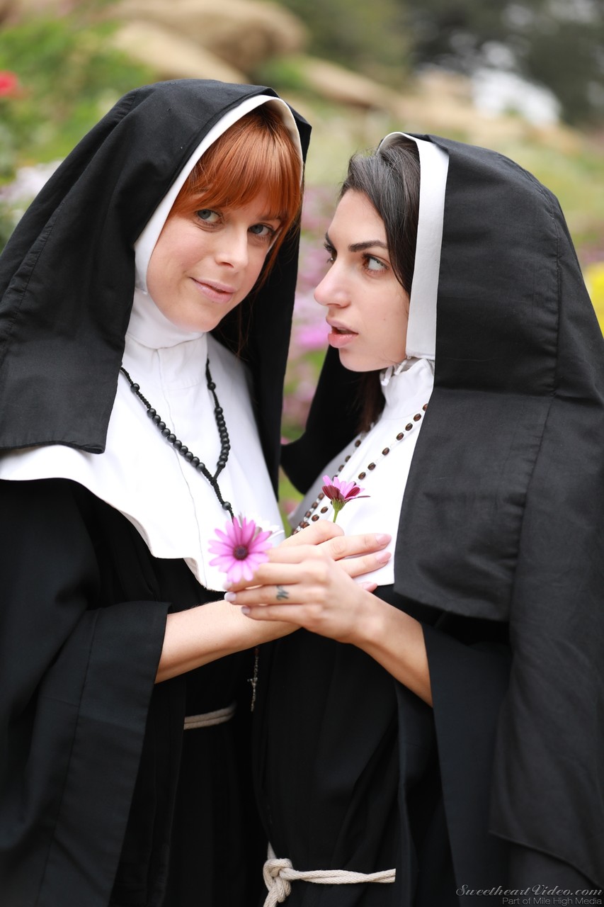 Оральный секс монашек лесбиянок с большими сиськами на пикнике