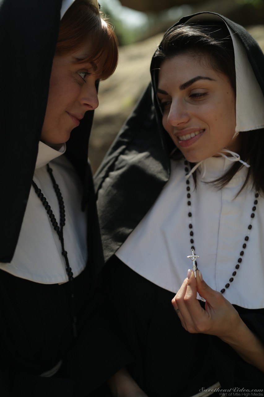 Оральный секс монашек лесбиянок с большими сиськами на пикнике